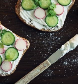 Brunch er en populær måltidsoplevelse, der kombinerer elementer fra både morgenmad og frokost