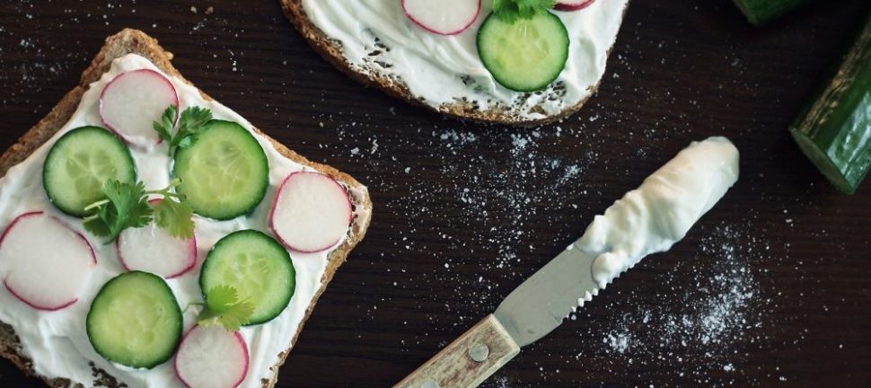 Brunch er en populær måltidsoplevelse, der kombinerer elementer fra både morgenmad og frokost