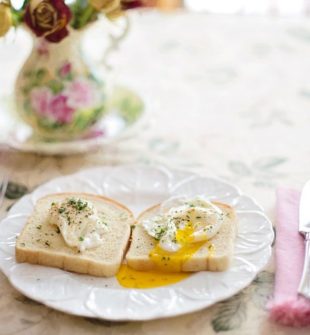 Brunch: En uddybende rejse ind i morgenmadens forførende univers